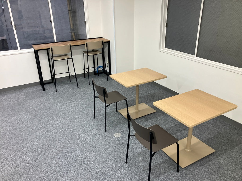 窓際のハイカウンターとカフェテーブル