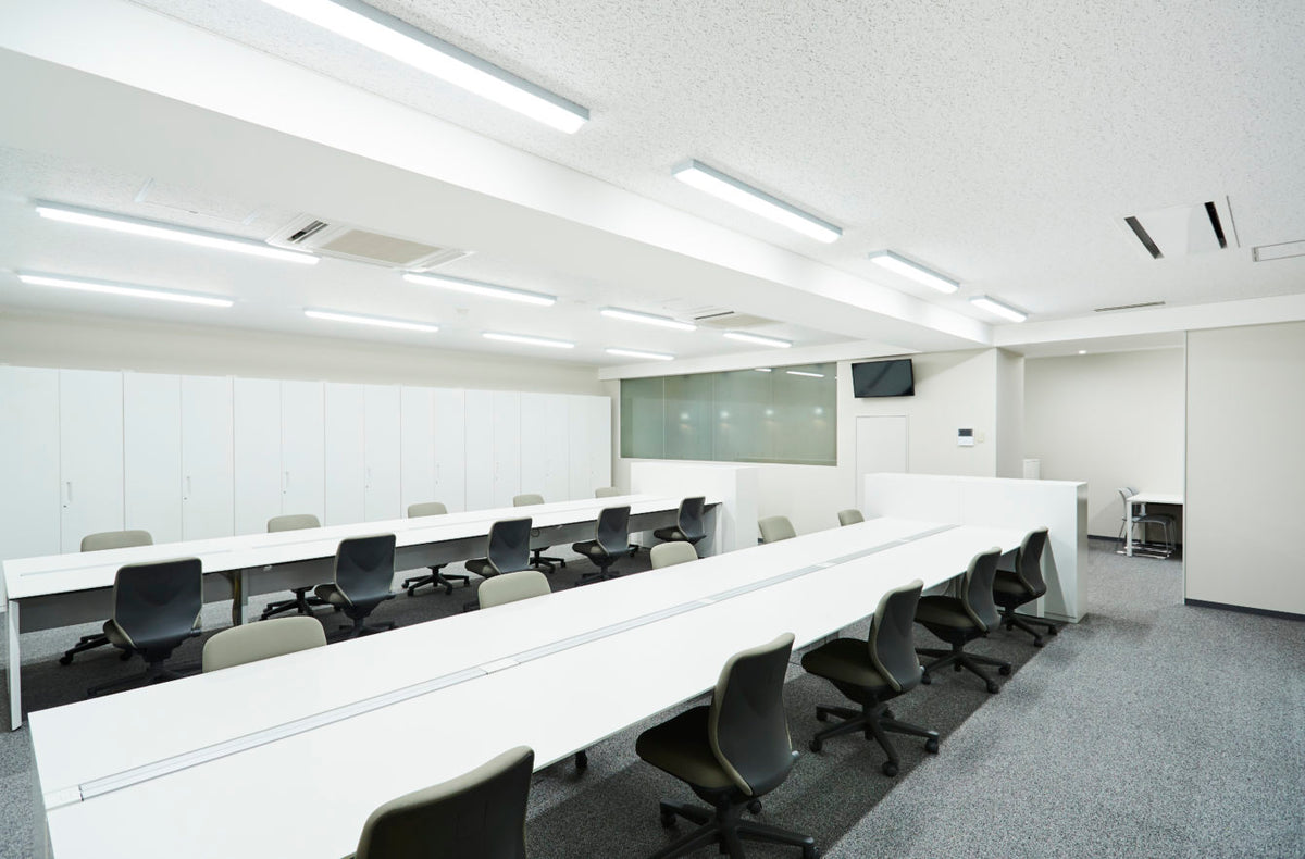 白いデスクと収納を組み合わせた執務室