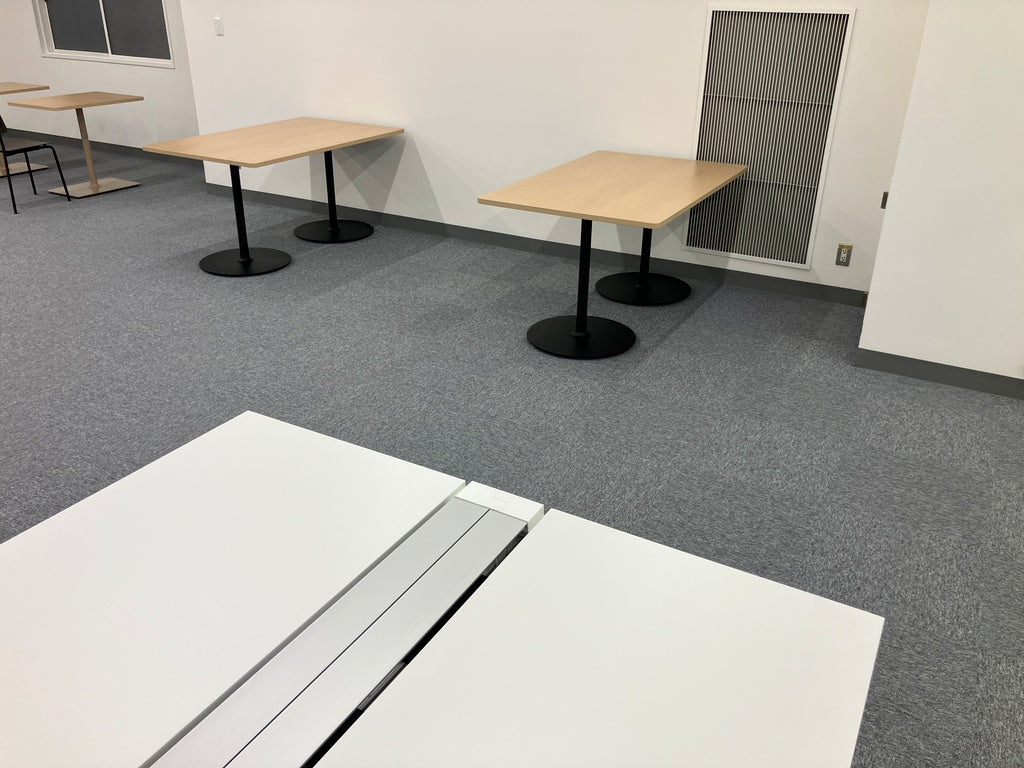 ベンチデスクとカフェテーブルを組み合わせたフロア