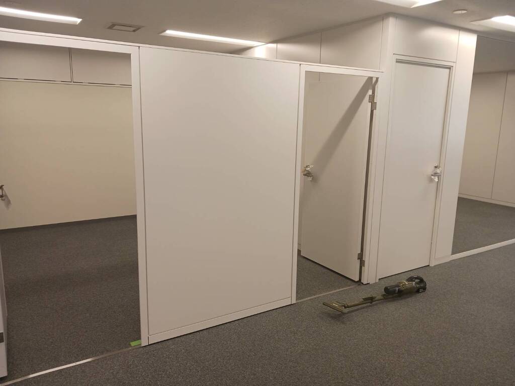 施工中のパネル間仕切