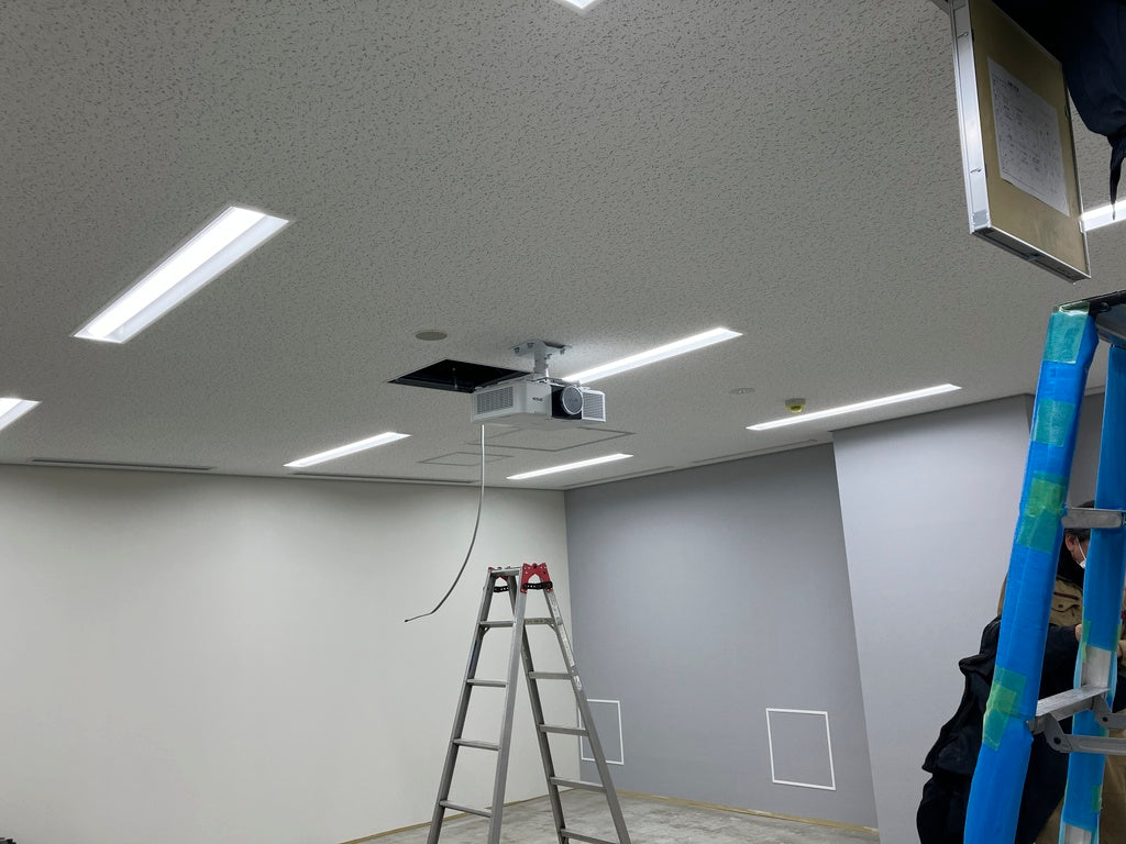 天井へのプロジェクター取り付け