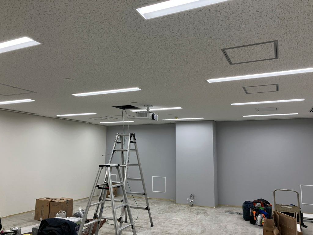 ライン照明の天井