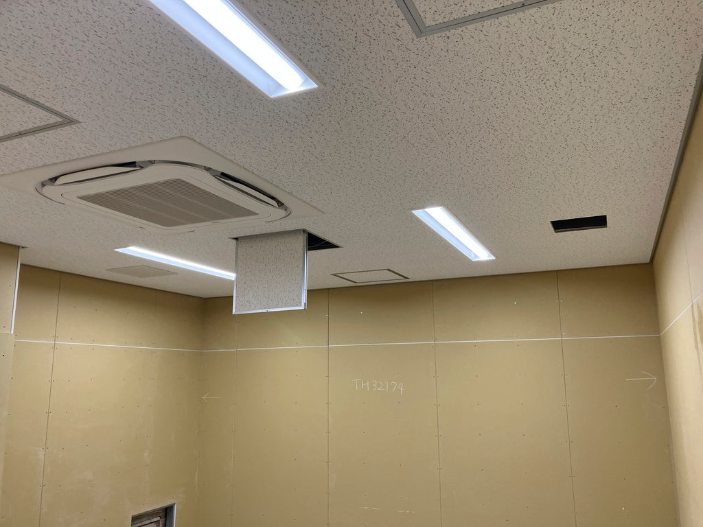 天井カセット形エアコンと照明