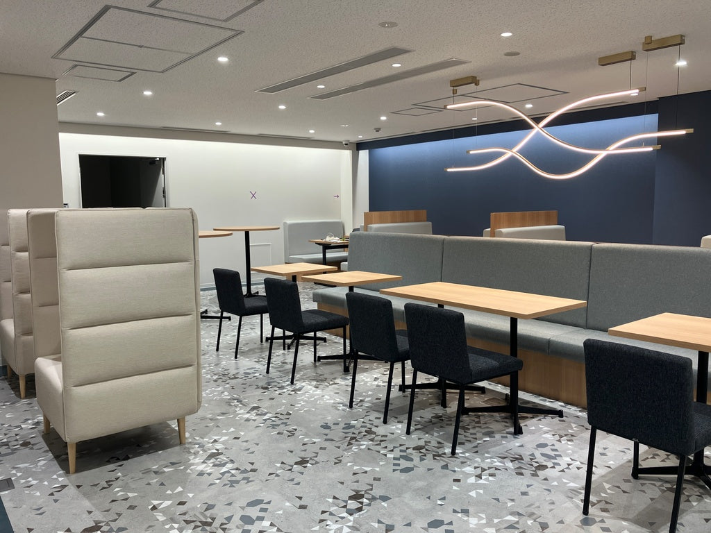 ハイバックソファとペンダント照明のラウンジ