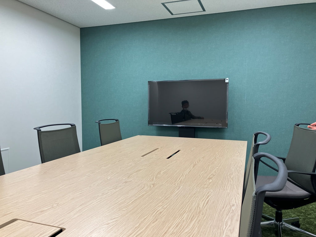 アクセントクロスとモニターの会議室