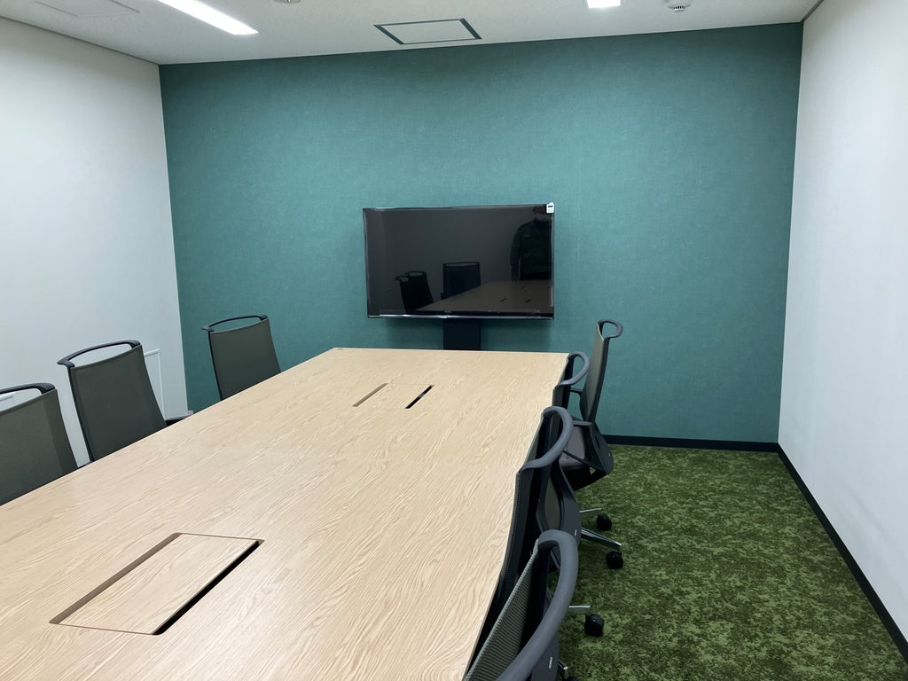 配線ボックス付き会議テーブルとモニター